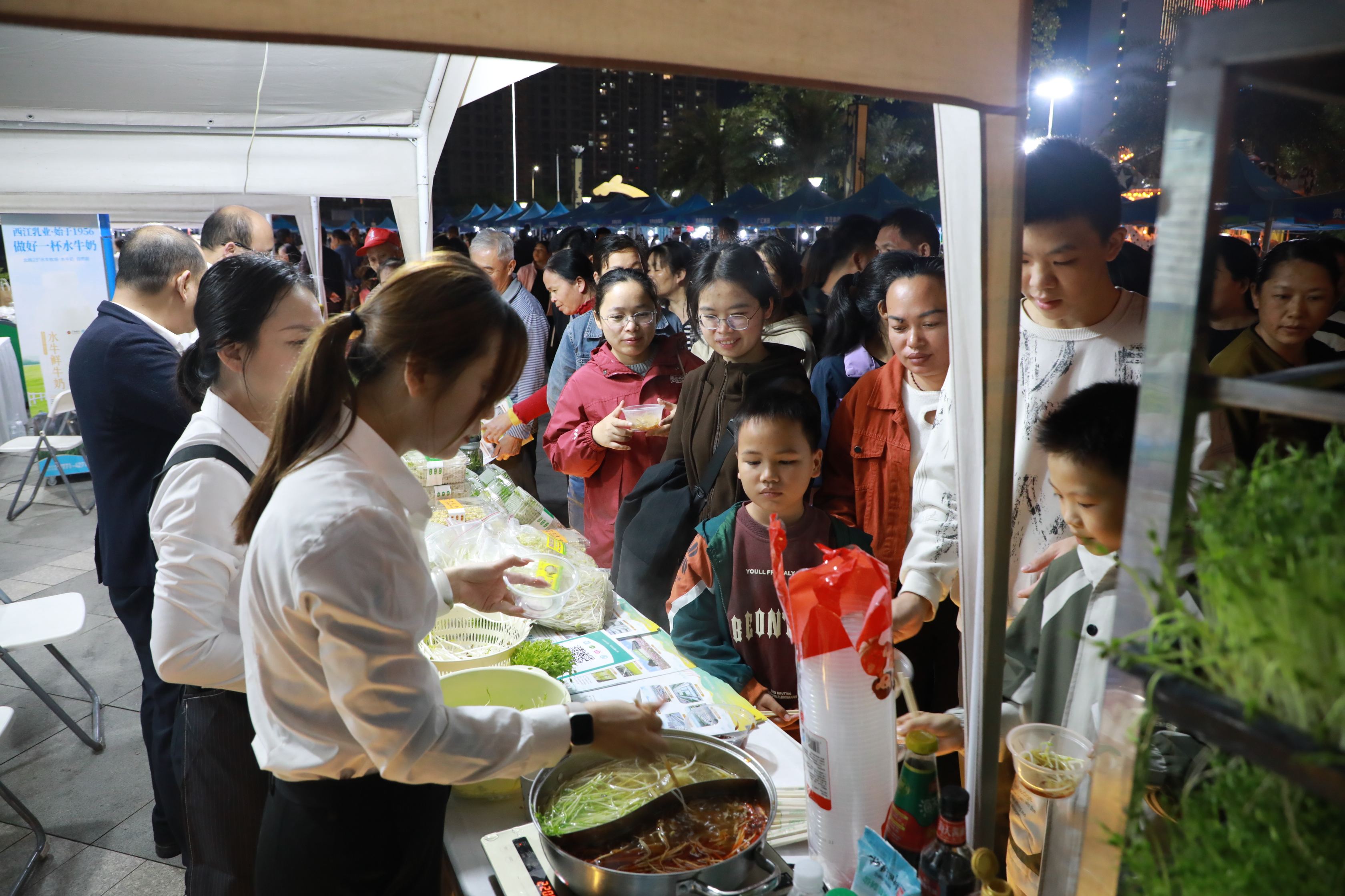 “国控杯”赛场外秀出“桂垦良品”好风采